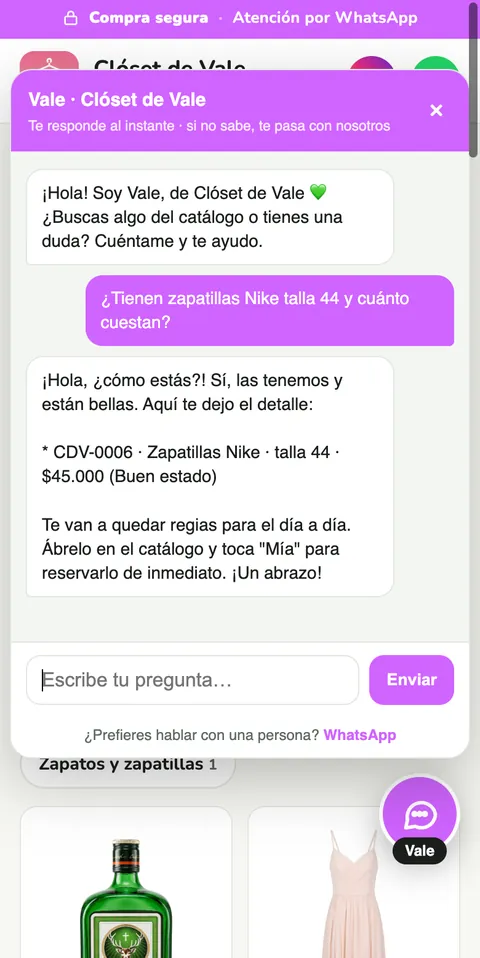 El asistente de la tienda responde si hay zapatillas Nike talla 44 y cuánto cuestan